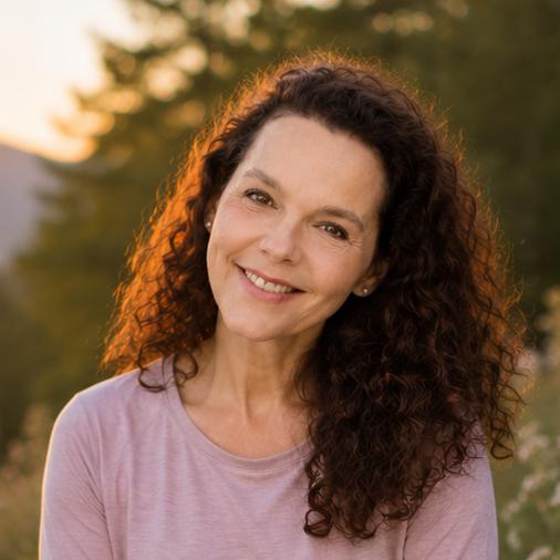 Portrait von Sabina M. Schwaninger im Abendlicht